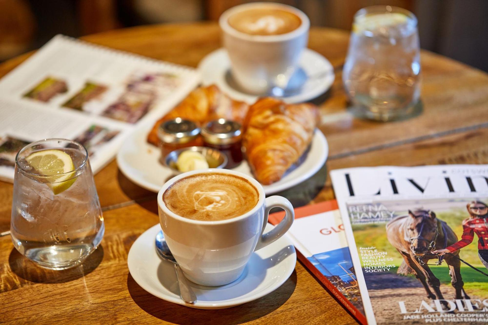 The Fleece At Cirencester Eksteriør billede A cappuccino