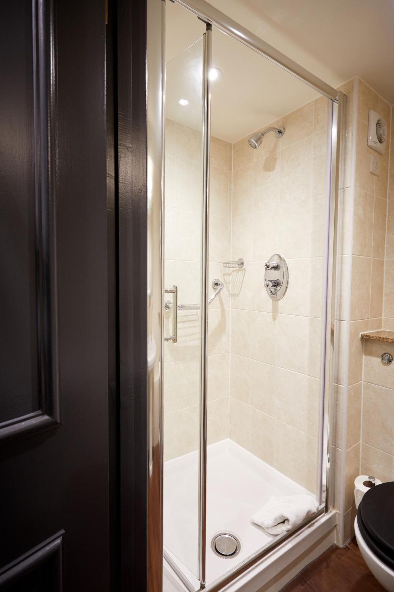The Fleece At Cirencester Eksteriør billede A shower enclosure