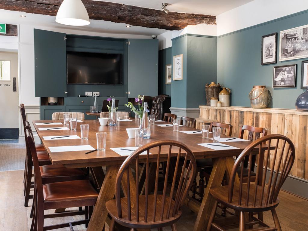 The Fleece At Cirencester Eksteriør billede The dining room at the Old Parsonage